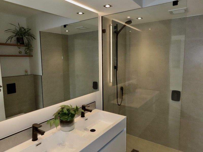 Newly Renovated Designer Apartment - Photo 7