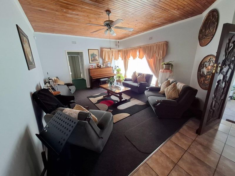 A spacious family home. A fully self-contained flatlet. Three garages. A massive workshop. - Photo 8