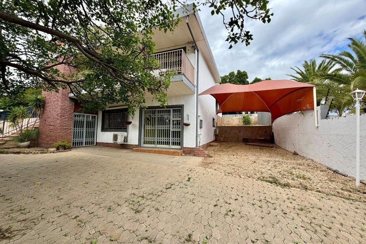 4 Bedroom House For Sale in Olympia - Photo 4