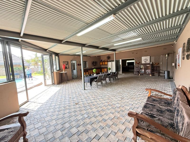 VERSATILE FAMILY HOME WITH MULTIPLE LIVING OPTIONS - Photo 6