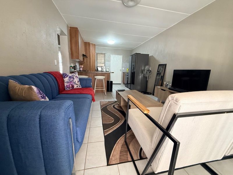 Modern 2-Bedroom Beauty in a Quiet, Tucked-Away Complex - Photo 4