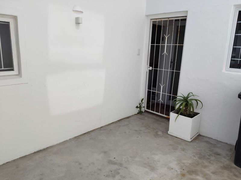4 BEDROOM TOWNHOUSE WITH SEA VIEWS - Photo 3