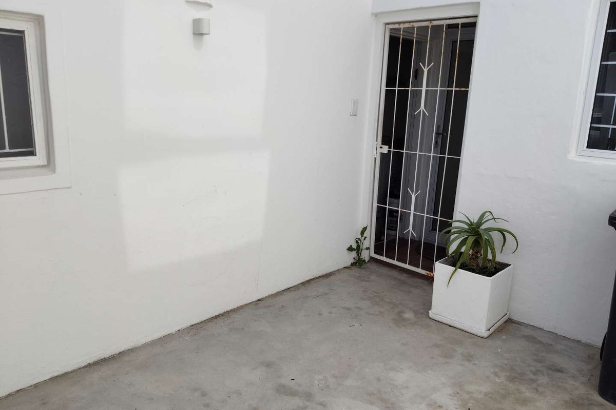4 BEDROOM TOWNHOUSE WITH SEA VIEWS - Photo 3