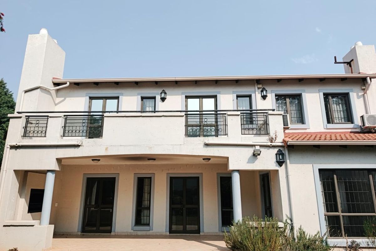 4 Modern Home to Rent in secure estate Waterkloof Ridge - Photo 2