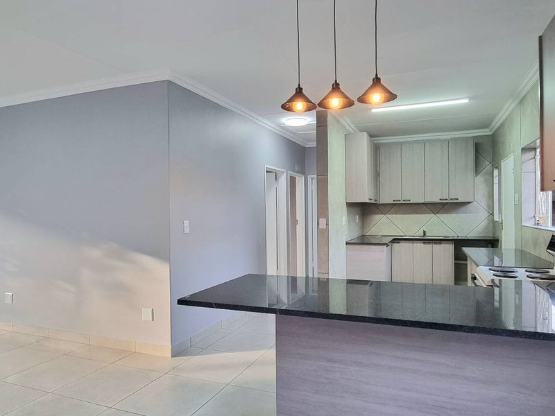 TURNKEY TOWNHOUSE LIVING- A MUST SEE! - Photo 5