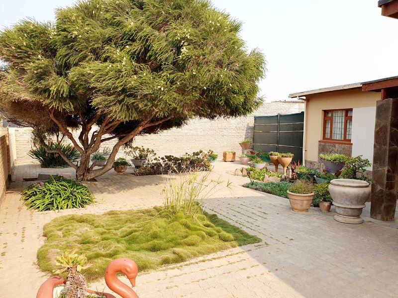 This property is centrally situated and walking distance to all amenities and the sea. - Photo 2