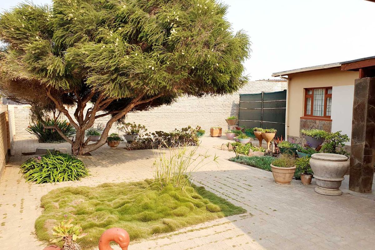 This property is centrally situated and walking distance to all amenities and the sea. - Photo 2