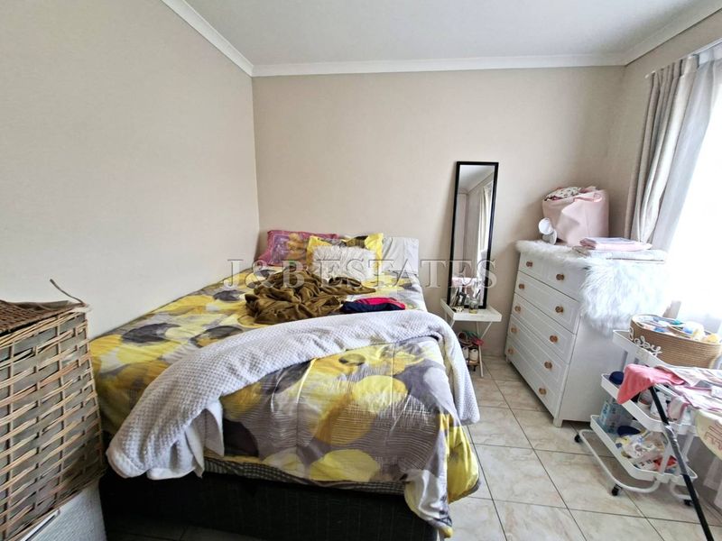 "Versatile Estate: Business or Residential, Your Choice!" - Photo 10
