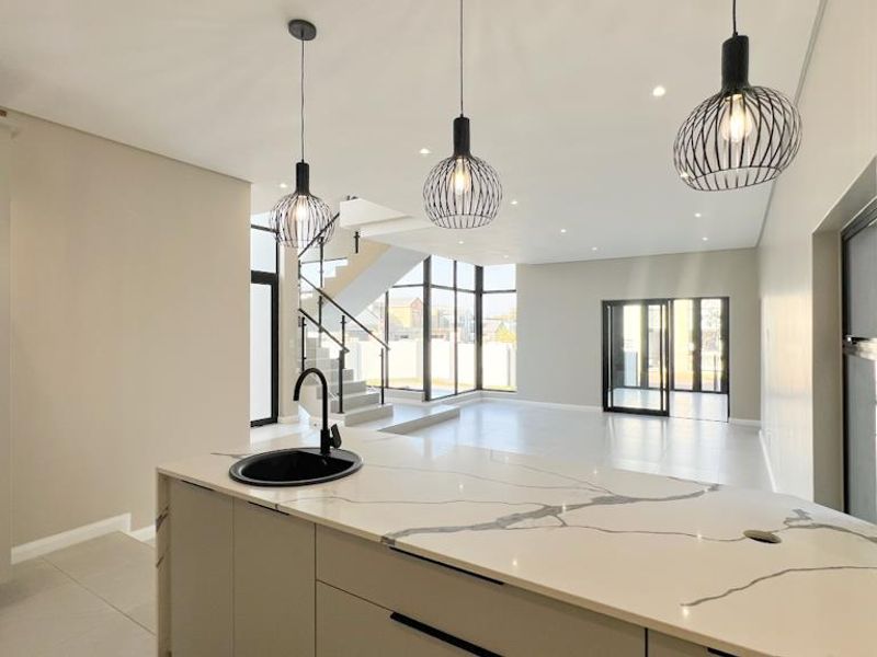 Double-Volume Elegance, Designer Finishes & Family Comfort - Photo 10