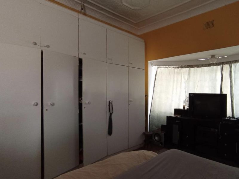 Charming 3-Bedroom Family Home with Pool, Garden, Flatlet & Double Garage - Photo 10