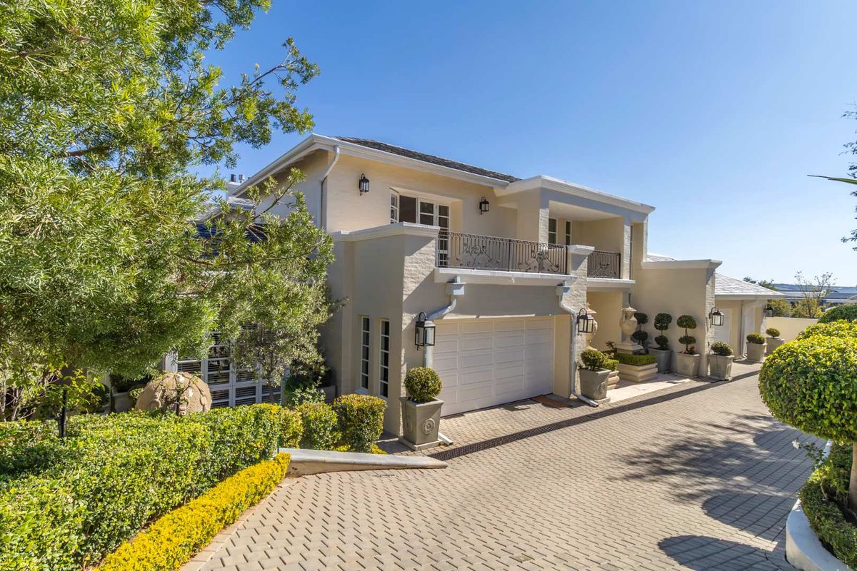 Distinguished Country Manor House - Photo 5