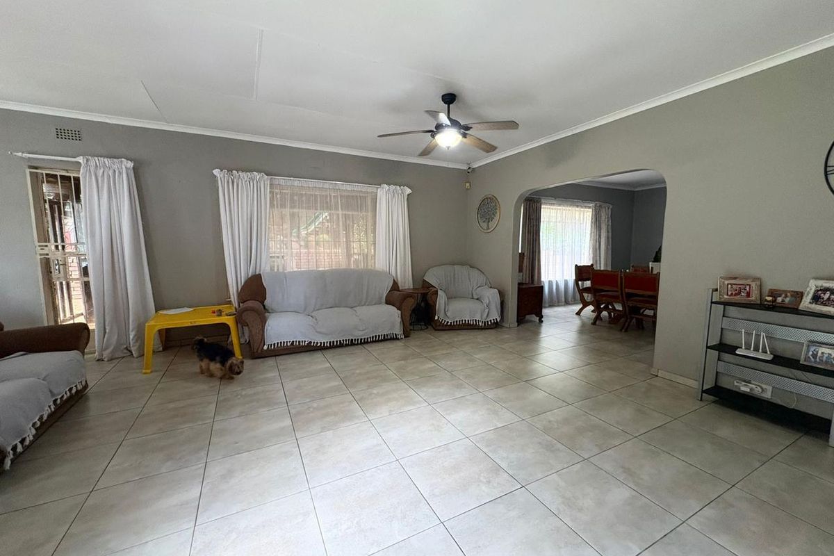 4 Bedroom House for Sale in Mulbarton - Photo 2