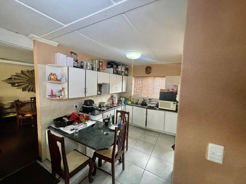 Ideal Location: Easy Access to Airport, Sandton & Pretoria - Photo 10