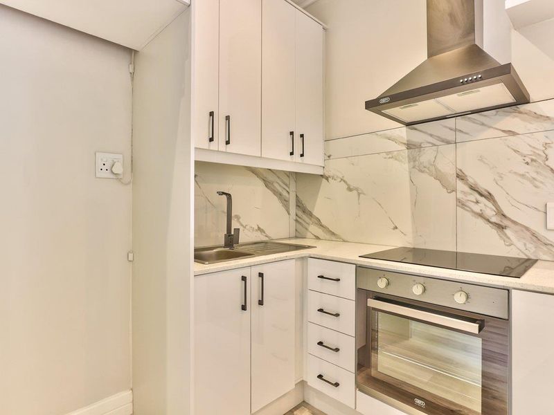 Recently renovated apartment ideal for a young professional or varsity student. - Photo 7