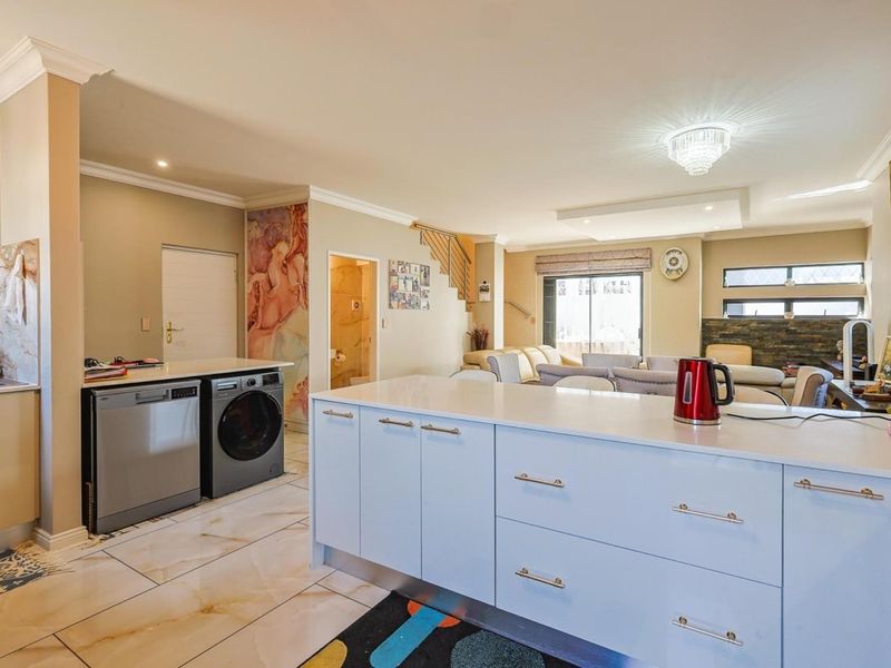 **Stunning Ultra-Modern 3-Bedroom Townhouse in the Prestigious Olive's Gate Estate** - Photo 9