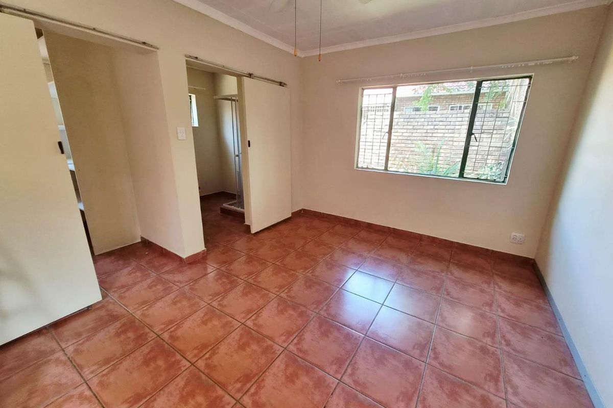 Spacious One-Bedroom Garden Cottage – Single Occupancy Only - Photo 4