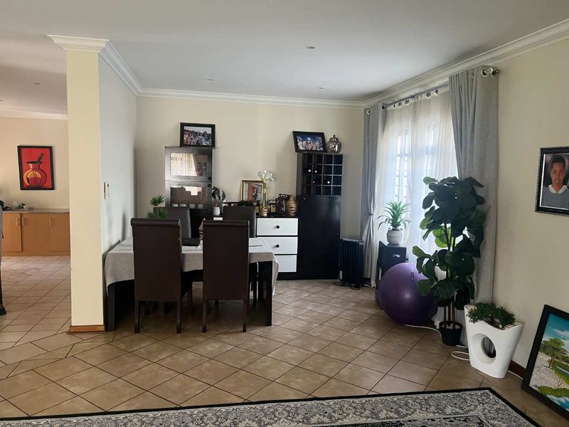 FOR RENT - FULLY FURNISHED FREE-STANDING HOME - Photo 3