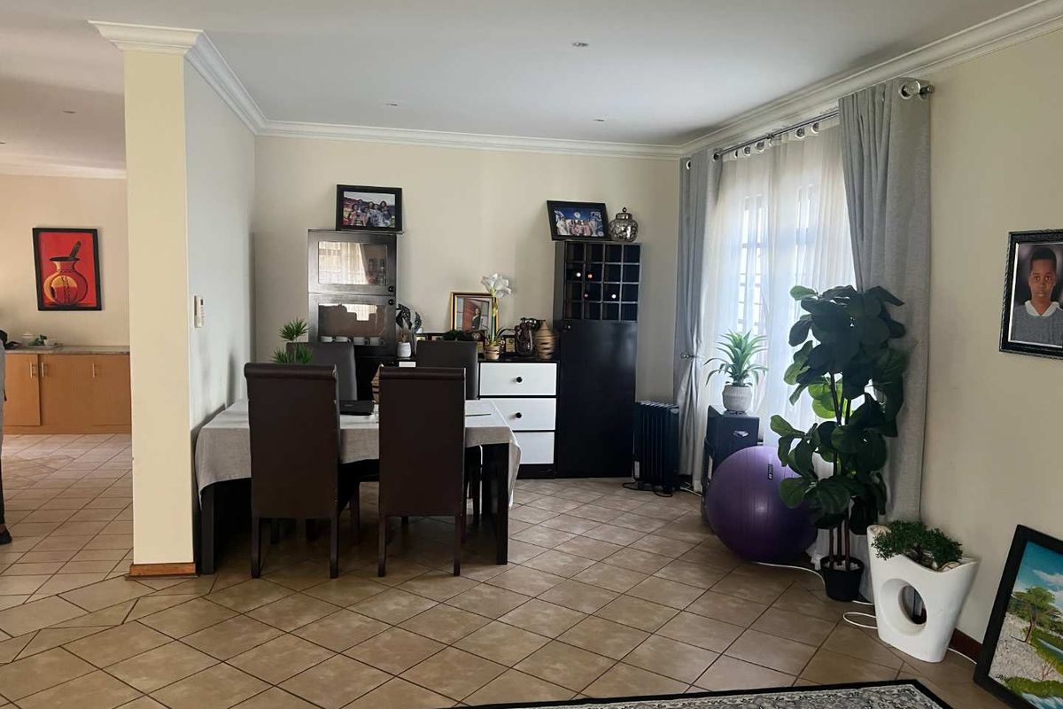 FOR RENT - FULLY FURNISHED FREE-STANDING HOME - Photo 3