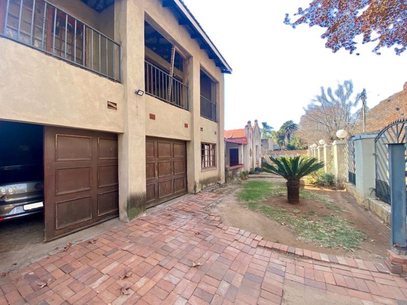 Ideal Renovation Project: 2 Bedroom Home with Garden - Photo 9