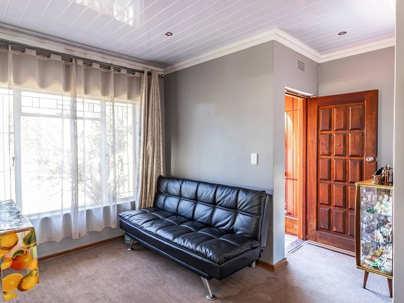 Charming Family Home with Flatlet and Workshop on Expansive Stand - Photo 6