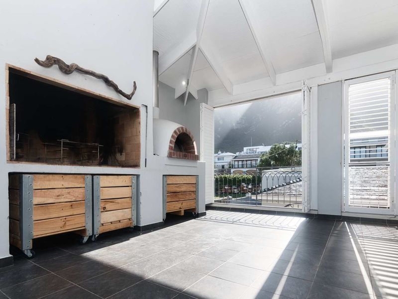 LARGE RESIDENTIAL HOME IN HERMANUS - Photo 9