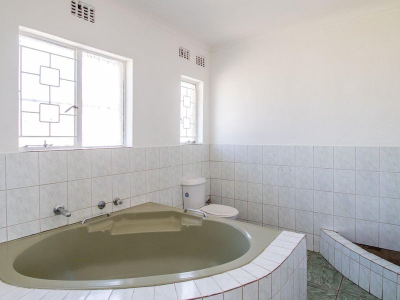 Immaculate 3 Bedroom home in Mackenzie Park. - Photo 7