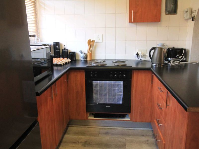 Charming 2 Bedroom Townhouse with a Garden - Photo 5