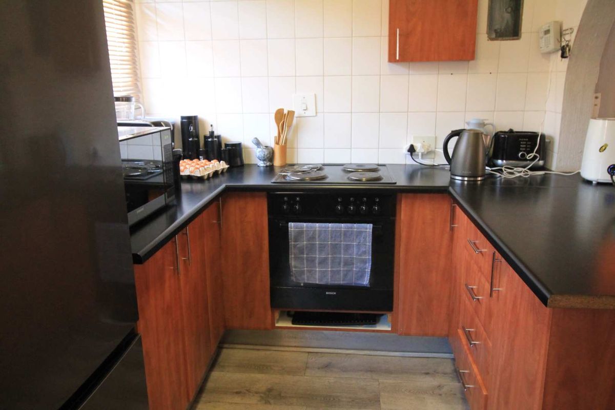 Charming 2 Bedroom Townhouse with a Garden - Photo 5