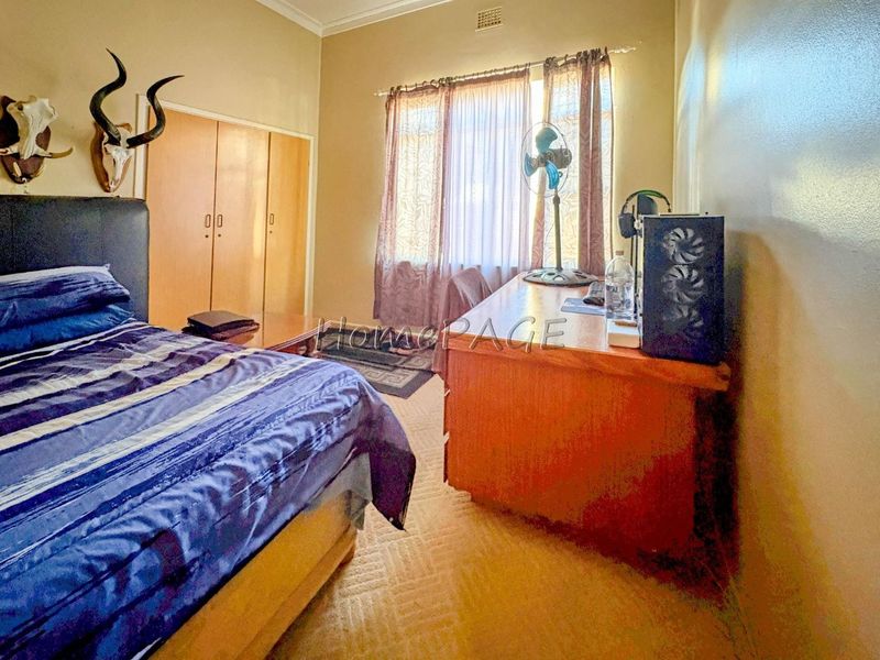 Otjiwarongo:  4 Bedr Home with 1 Bedr flat ON LARGE PLOT is for Sale - Photo 4