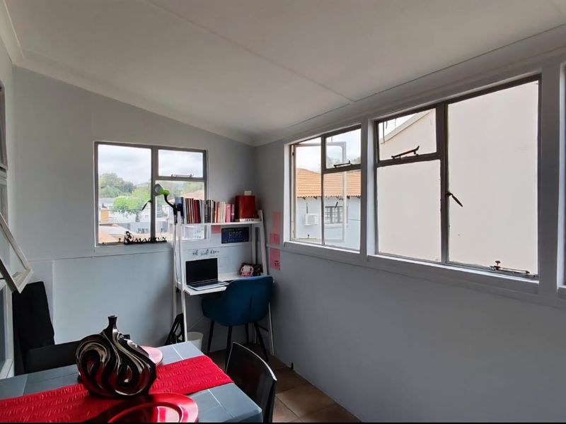 Cozy 2-Bed Apartment with Open Plan & Sunroom Oasis - Photo 9
