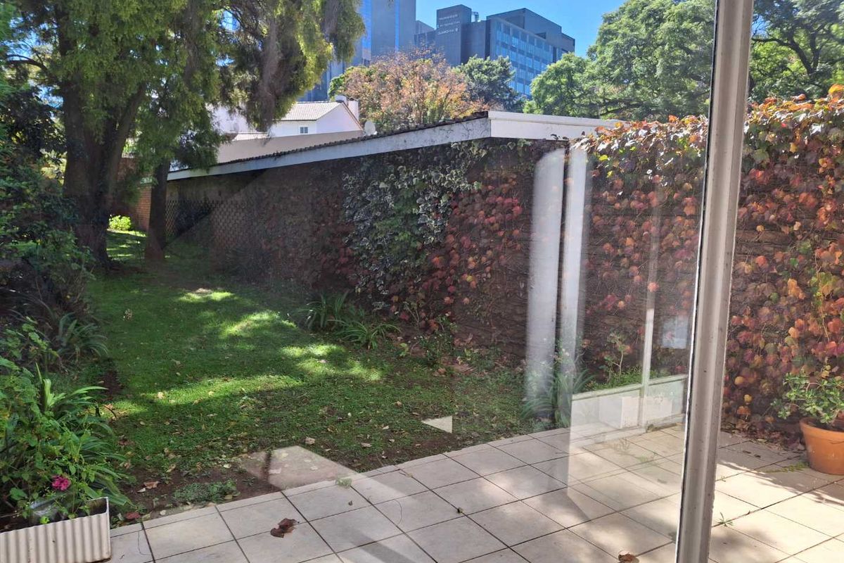A LOVELY 1.5 BEDROOM TOWNHOUSE - Photo 2