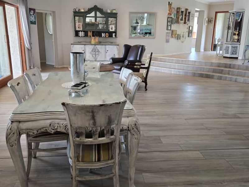 All On One Level Family Home With Lovely Views, Safe And Secure. - Photo 5