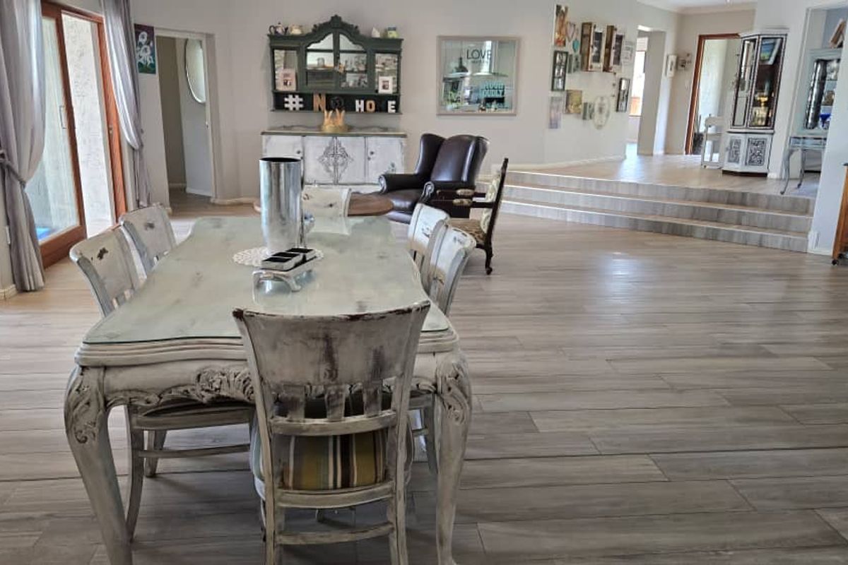 All On One Level Family Home With Lovely Views, Safe And Secure. - Photo 5