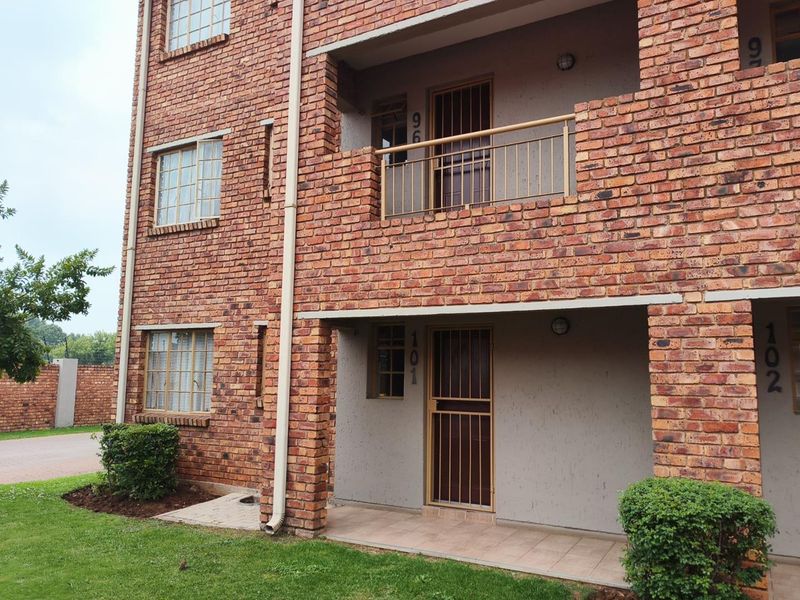 2 bed 1st floor unit, walking distance from Eastrand Mall +24h/security - Photo 1