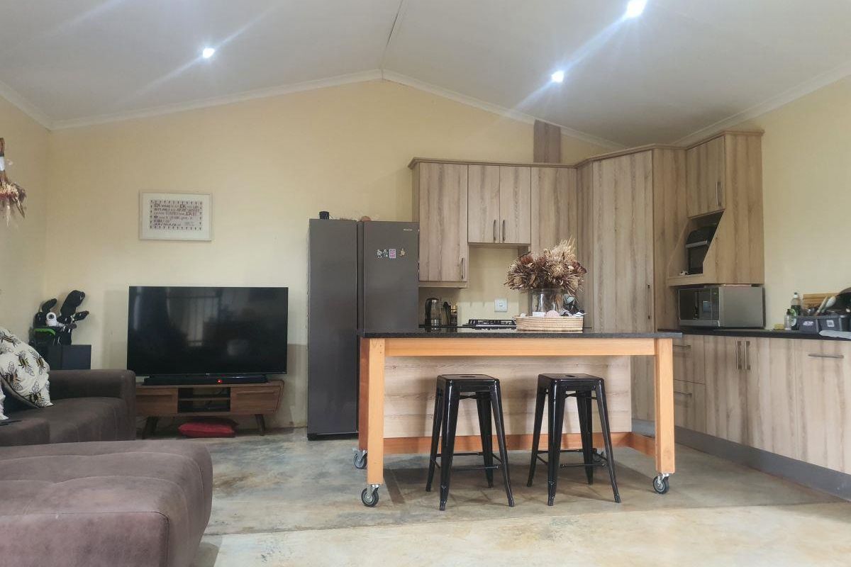 Great investment, smallholding for sale 5-bedroom house, 1 bedroom flat, and stables with endless opportunity. - Photo 3