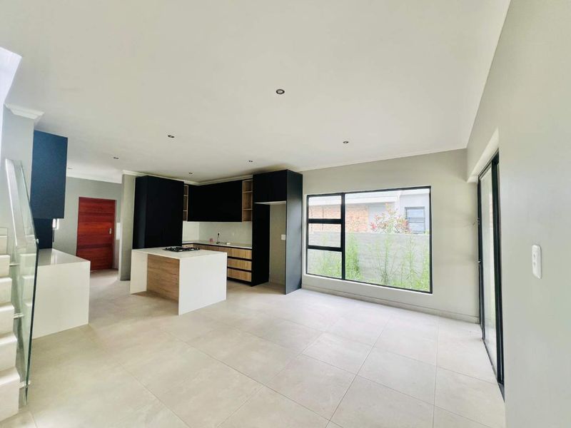 Modern Luxury Living in a prestigious estate - Photo 7