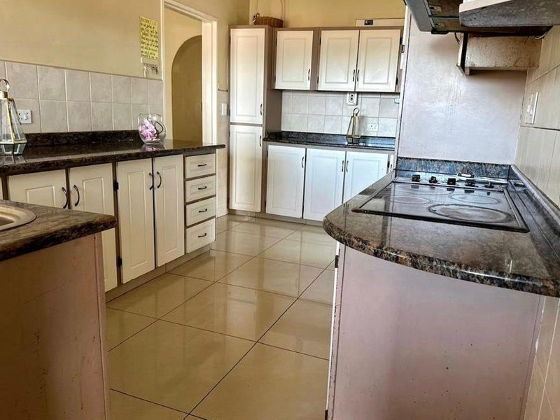 4 bedroom low maintenance home for sale in Sunningdale - Photo 6