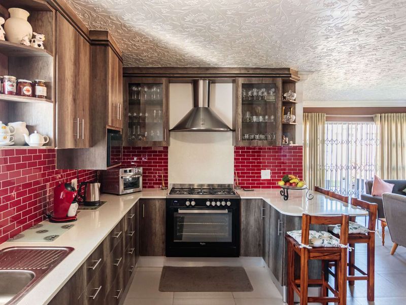 Immaculate Family Home with Expansive Garden - Photo 8