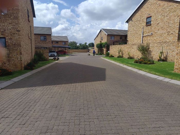 Property #2435109, Apartment For Sale in Brentwood