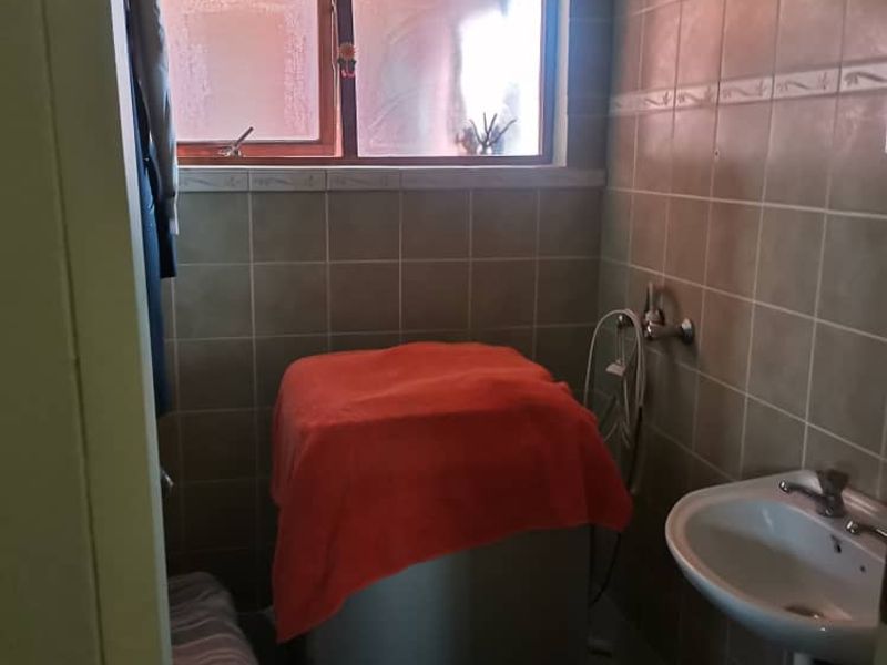 For sale - Hentiesbay "Spacious Serenity: 2-Bedroom House with Garden & Garages! - Photo 10