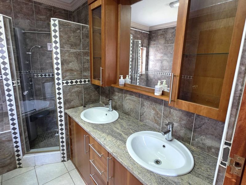 Entertainers Dream 4 Bedroom 5 Bathroom Home - Photo 10