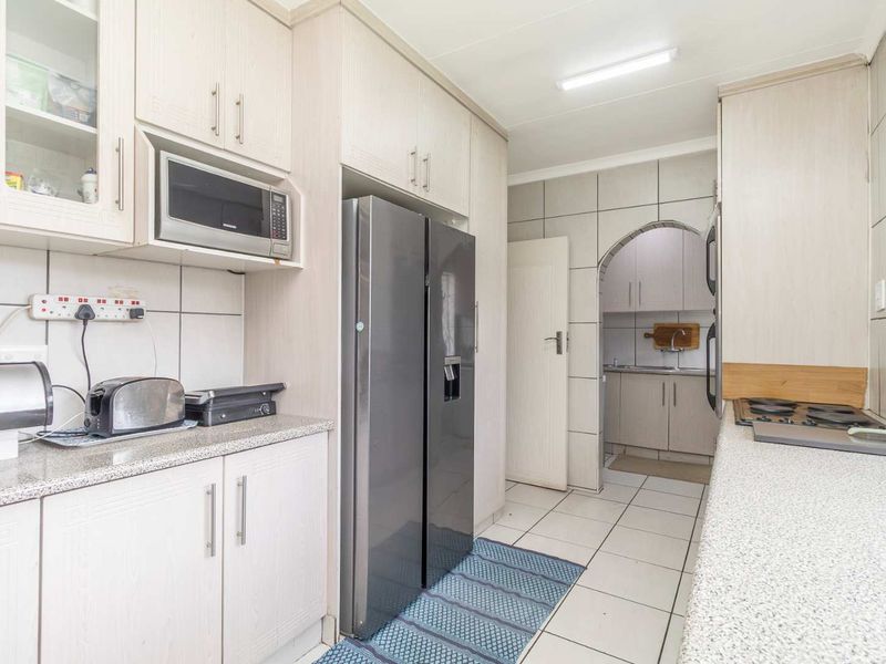 Cosy 4 Bed, 2.5 Bath House with Pool and Garden - Photo 6