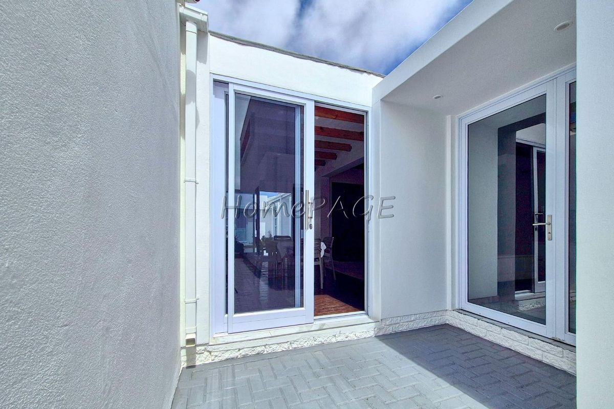 Fairway Estates, Walvis Bay:  Beautiful 4 Bedr Contemporary Home with indoor Pool is for Sale - Photo 2