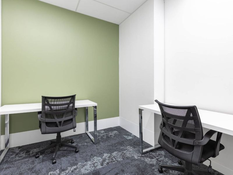Access professional office space in Regus Silver Lakes - Photo 1