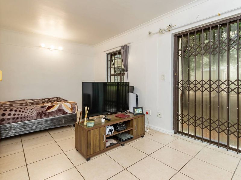Studio Apartment in the heart of Rondebosch. - Photo 10