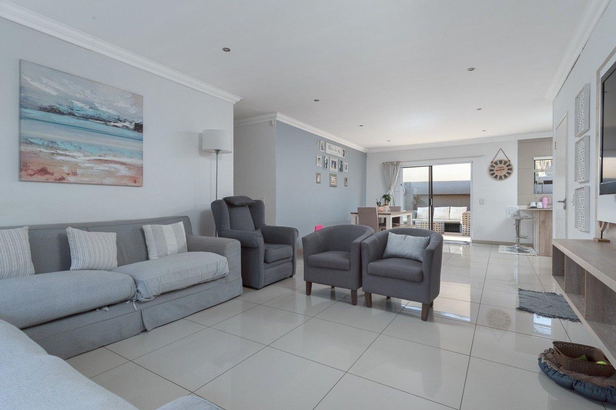 Spacious, Modern Living in a Low-Maintenance Home - Photo 4