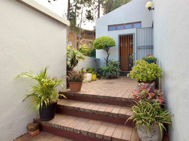 Spacious 3 bedroom Simplex in a secure complex. - Photo 2