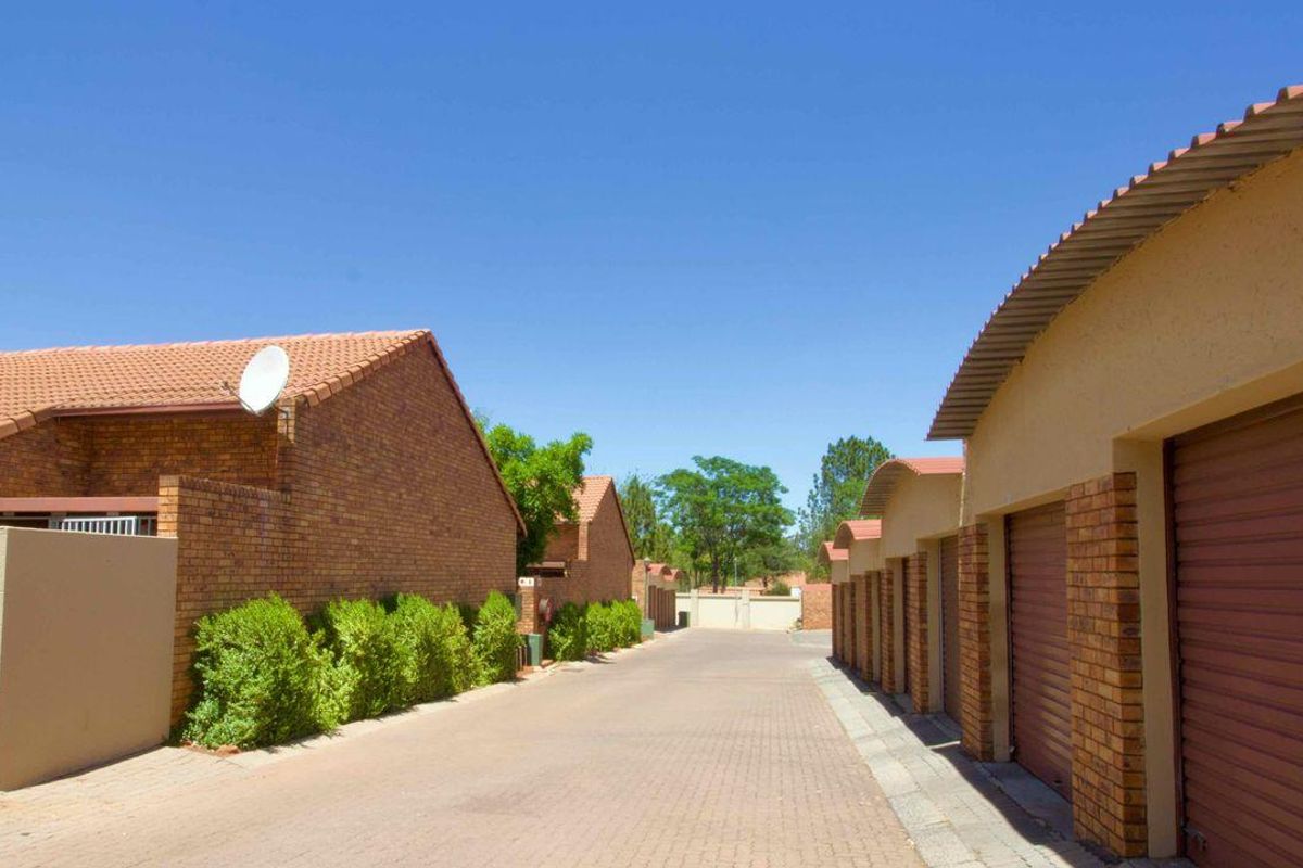 Pet Friendly First Floor Corner Unit. - Photo 3