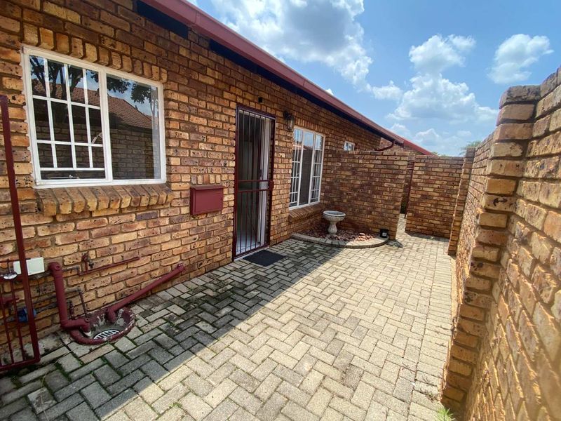 2 Bedroom Townhouse in Rooihuiskraal North. - Photo 4