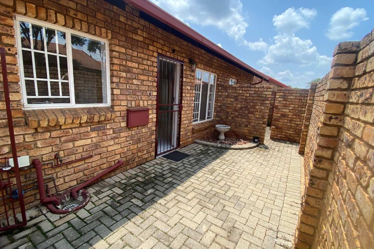 2 Bedroom Townhouse in Rooihuiskraal North. - Photo 4